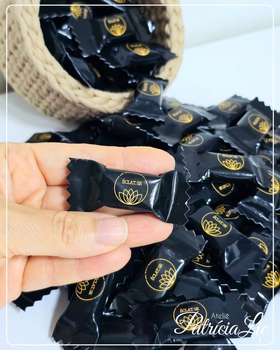 Balas personalizadas com embalagem preta e dourada estampada com o logo Éclat.sr.