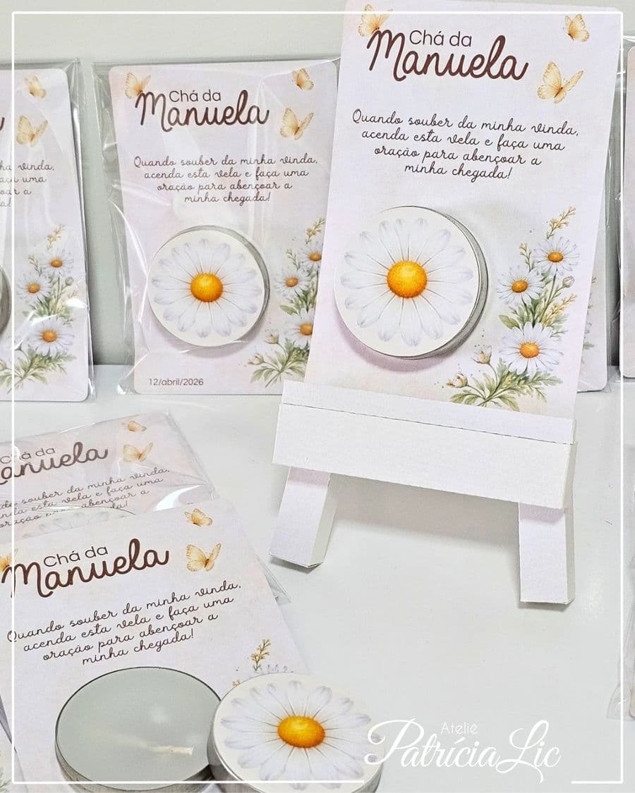 Cartão personalizado da coleção Jardim das Margaridas com vela, em embalagem plástica com estampa de margaridas.